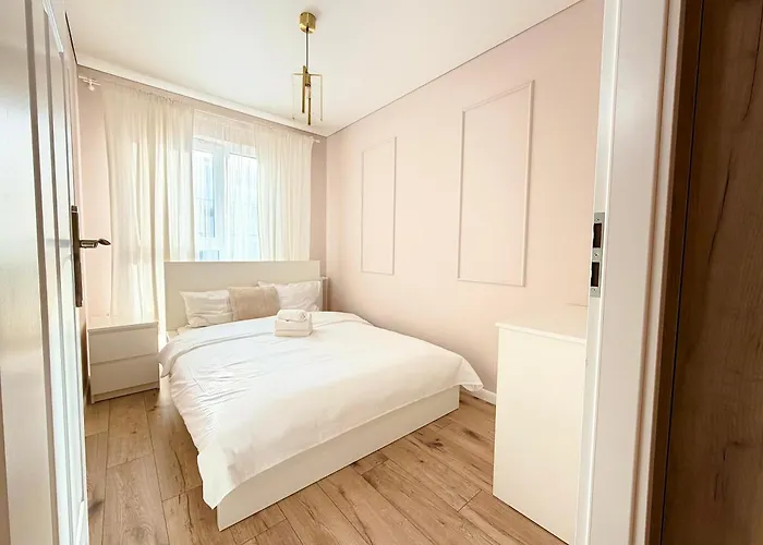 Apartment Legnicka By Bookinghost